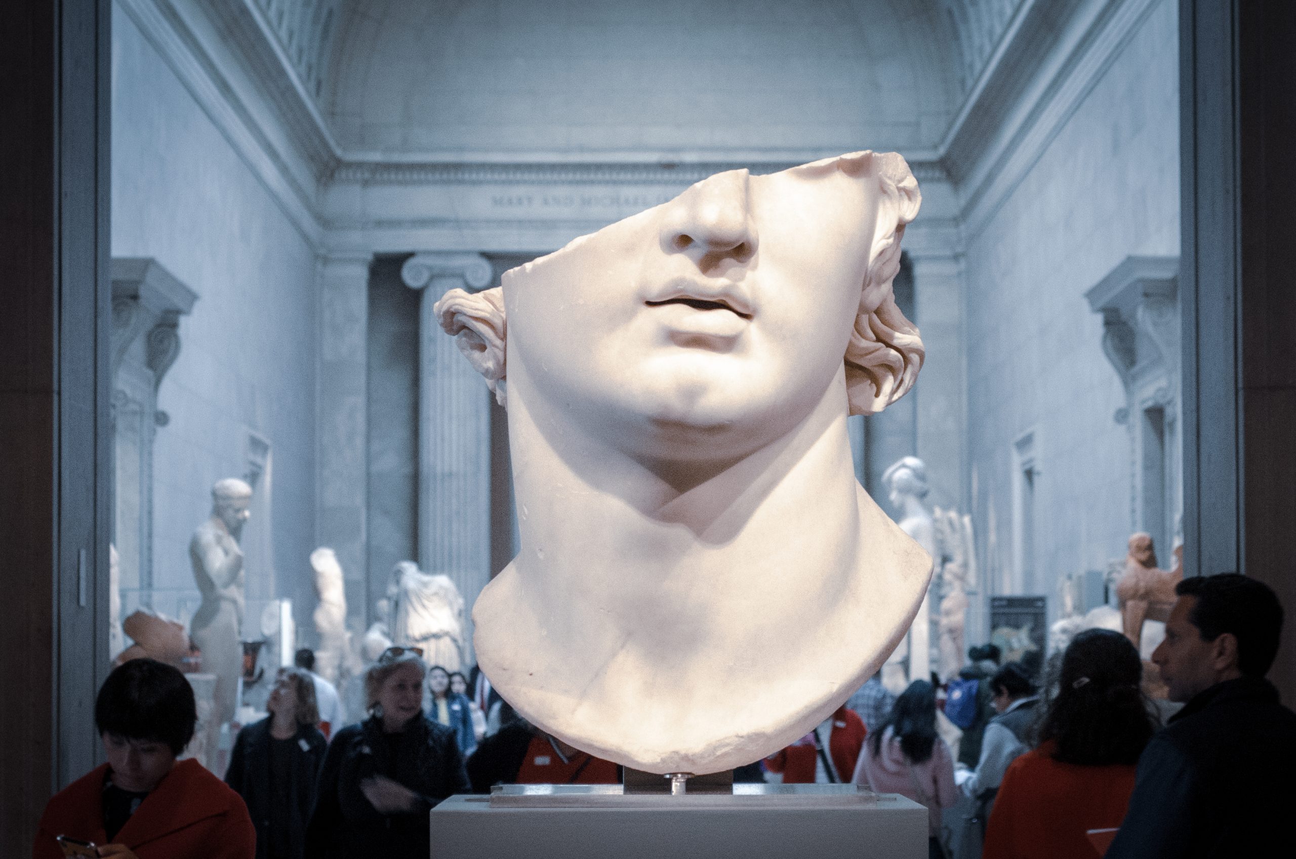 white-head-bust-in-museum-2167395